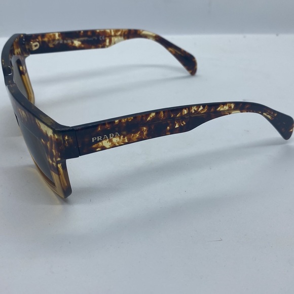 PRADA - Picture 3 of 8